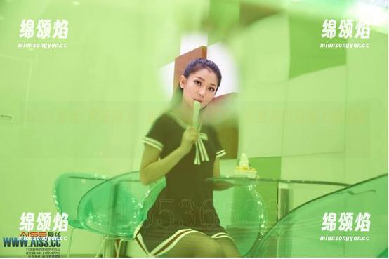 AISS爱丝(黄金版) - 亚美依最新写真：在丝袜的街道上洒脱前行