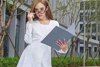 夜色下的爱丝：白色连体丝袜写真合集，撩动心弦