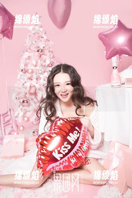 GIRLT果团网 - 水里游的钟紫怡：浴缸原图，趣味十足的写真系列！
