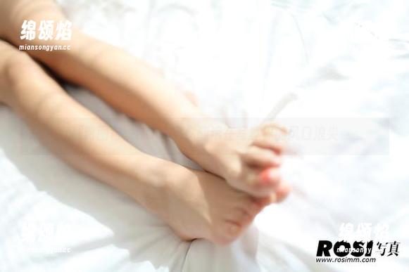 翘臀图包：ROSI带你翻滚在写真界的风口浪尖