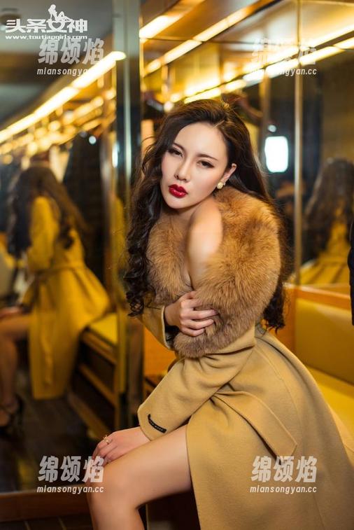 TouTiao头条女神-信悦儿 TouTiao头条女神 - 看!信悦儿毛衣下的秘密——原图与套图的挑逗