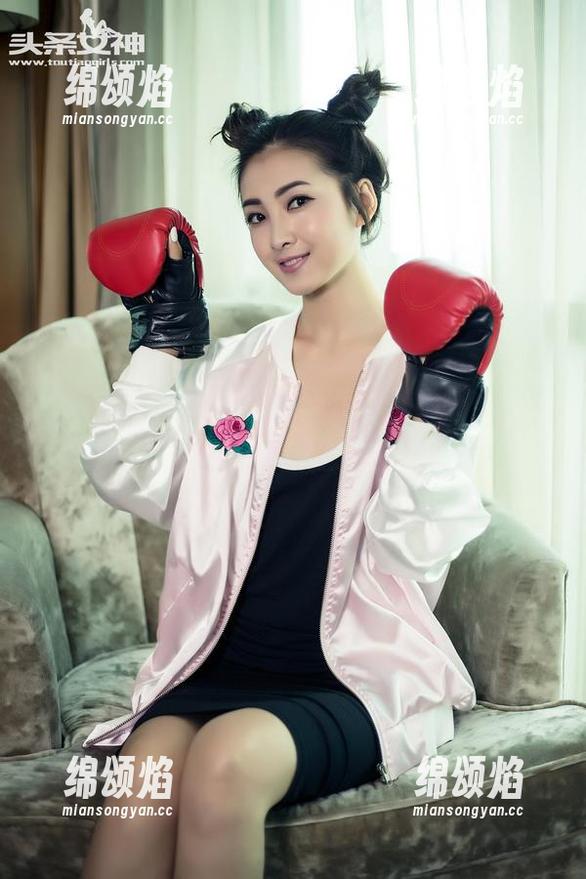 TouTiao头条女神-蔡老师 TouTiao头条女神 - 瞧!蔡老师的校园原图,完美壁纸就是这么简单!