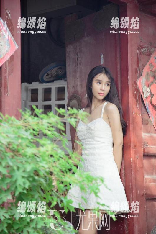 UGirls尤果网 - 原图揭秘：谭晓彤在高跟鞋中的那些优雅与不安！