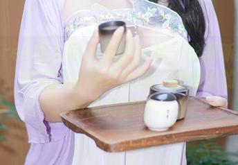 Xiuren秀人网 – 樱桃小犊子的最新照片流出，厨娘风格让人心动，厨房里的那一瞬间真美好。