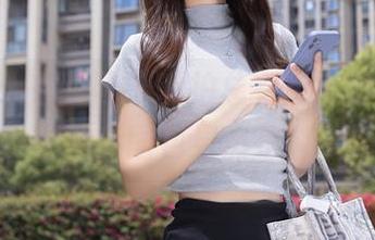 Xiuren秀人网 – 私拍总有点小暧昧，蕾蕾醒了没的油亮图包果然是个意外惊喜。