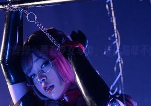 在线遇见你烨烨：黑系少女写真，谁说猫咪不懂风情？