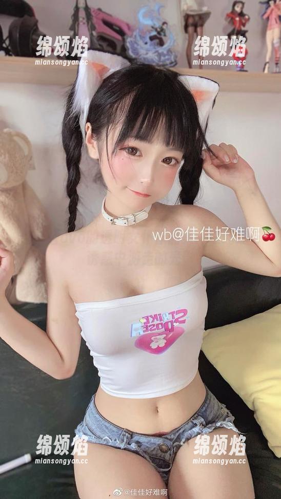 佳佳酱ovo 佳佳酱ovo的透明女仆作品集:在纯净与诱惑中游走的光影
