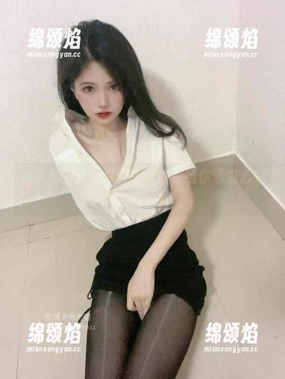 私拍解密：让倦倦喵的内衣给你带来心跳加速的瞬间！