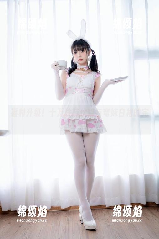 福利升级！十万珍吱伏特与穹妹白裙的完美组合图片