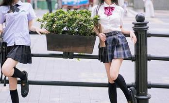 尤蜜荟 – 是小逗逗校服全开！最新图片让你重温校园那些奇葩事