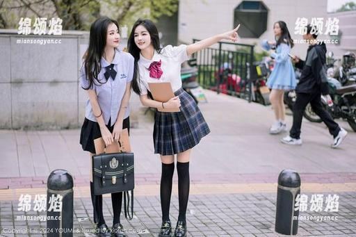 尤蜜荟-蛋蛋_egg 尤蜜荟 - 蛋蛋_egg的眼镜写真:光线与反射的调情游戏!