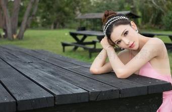 推女神 – 浴缸中的乔恩夕：写真作品探索水的深意