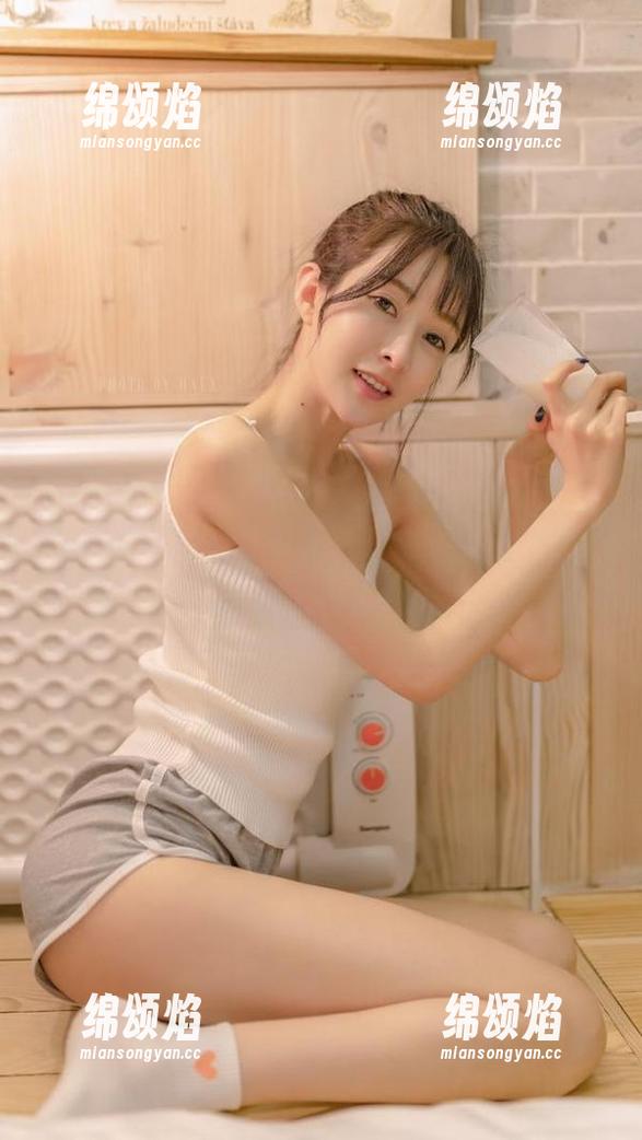 王羽杉毛衣写真：原图里闪耀着细腻又迷人的光泽！