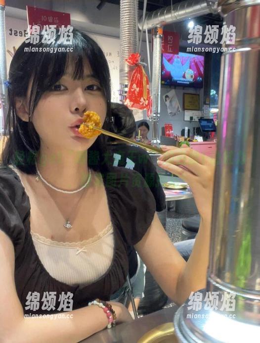 轻松get“眼酱大魔王w”的白丝T恤魅力，独家图片资源揭秘！