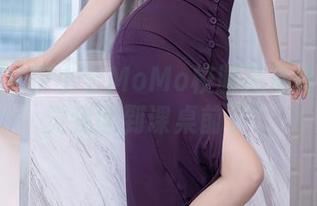 秀人网 – 伊小七MoMo校服高清版：咋感觉我回到课桌前了？