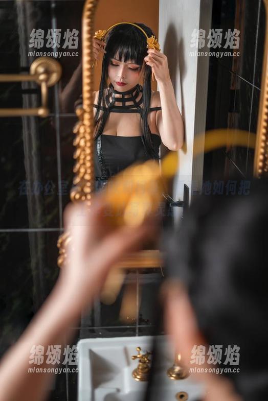 在办公室里找到秋和柯基，看看她如何把工作变成写真灵感！