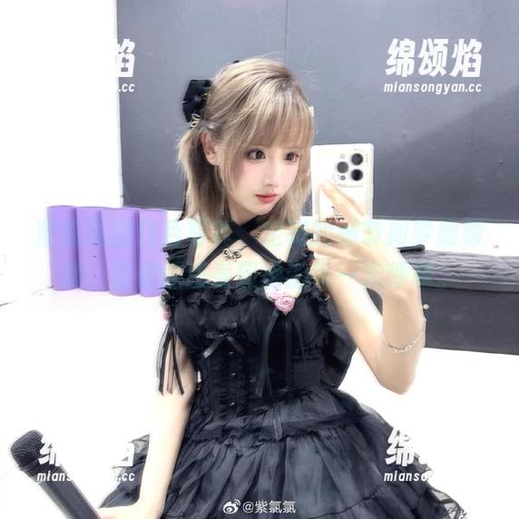 紫氯氯 紫氯氯的白色写真,定制的细节如梦般缭绕,仿佛能感受到她的每一次呼吸。