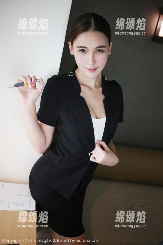 美媛馆 - 在线看AngelaLee李玲的牛仔裤：图片中的魅力与个性!