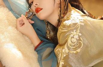 小心，苏嫣嫣阿姨的蓝色连衣裙在图片里释放诱惑，分享之前请先备好眼力！