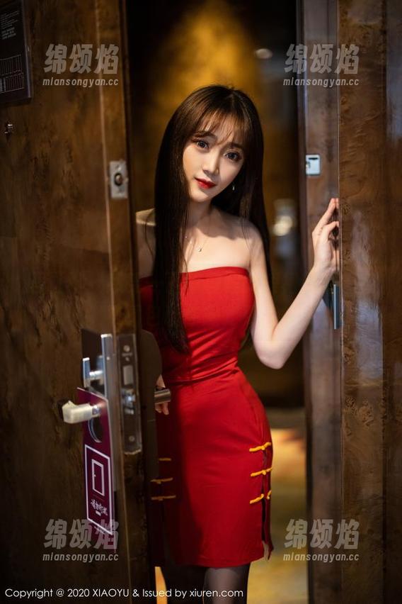语画界-程程程 语画界 - 感受一下程程程的短裙风情,免费图包让你想要更多!