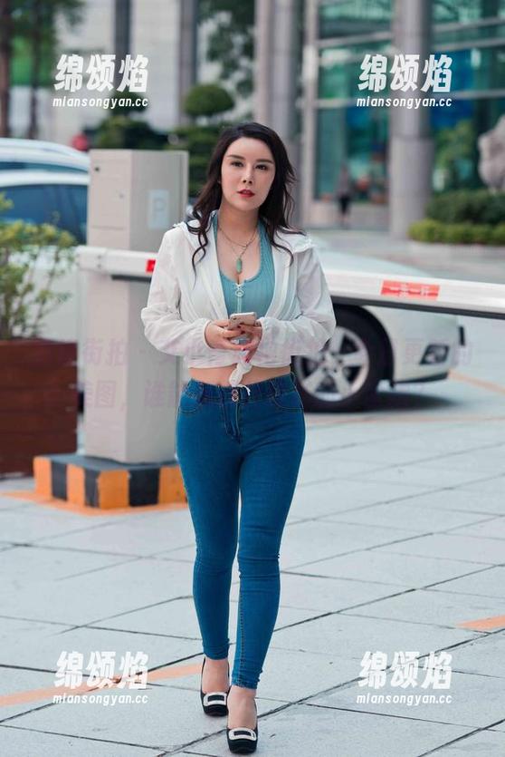 魔镜街拍 - 艾小青旗袍街拍，今日更新的美图，谁能抵挡住这样的小蛮腰？