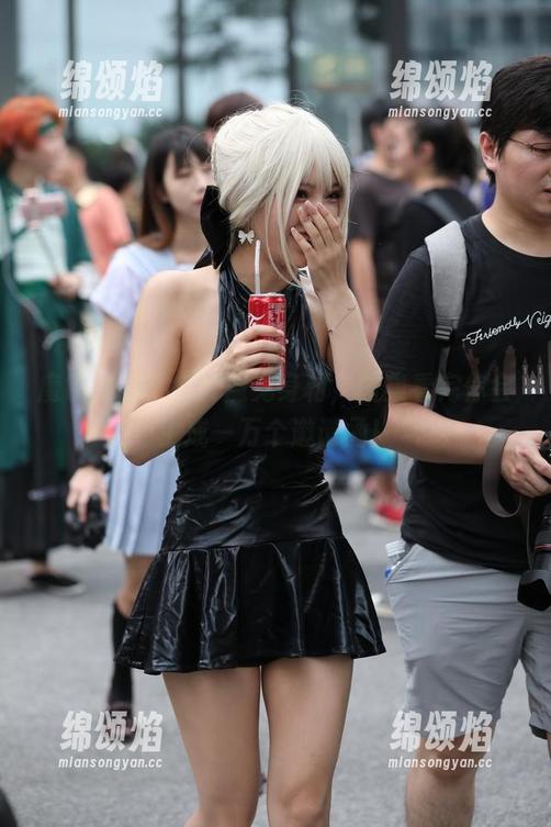 魔镜街拍：全套魔鬼身材，图集看完你会生成一万个邀请函！